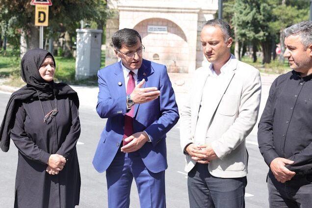 Kütahya Belediye Başkanı Eyüp Kahveci, Maltepe Mahallesi Muhtarı Zehra Yenice