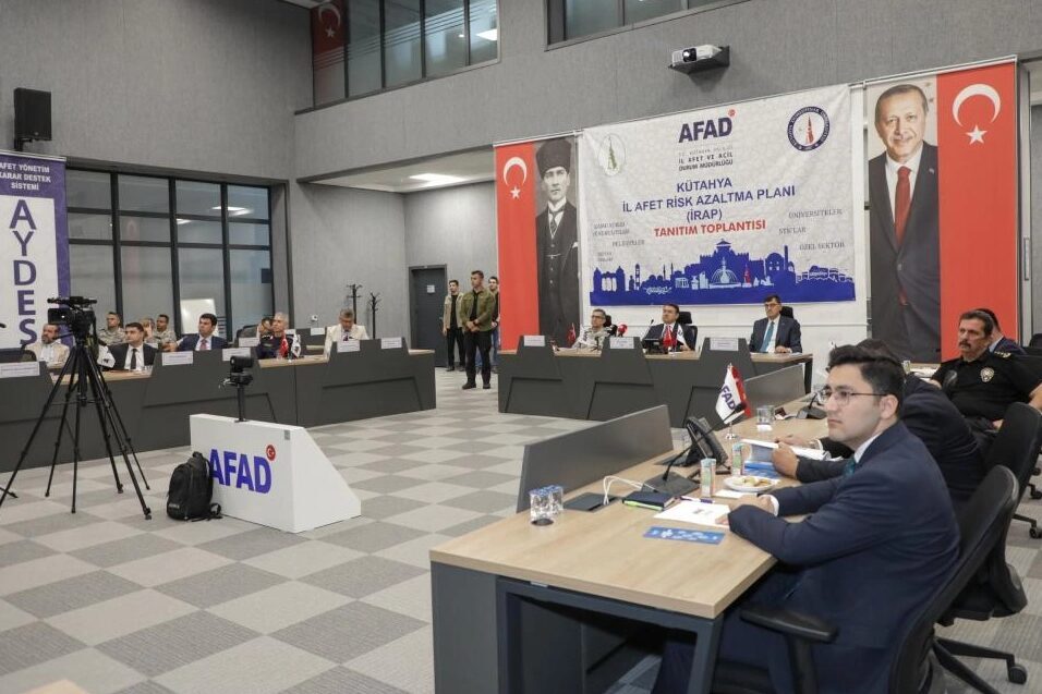 Kütahya’da İl Afet Risk Azaltma Planı (İRAP) Bilgilendirme Toplantısı gerçekleştirildi.