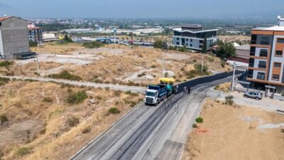 Manisa Büyükşehir Belediyesi, kent genelinde sürdürdüğü yol bakım ve yenileme