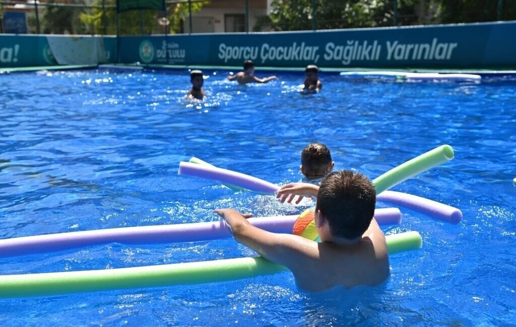 Manisa Büyükşehir Belediyesi, yaz sıcaklarında çocukları serinletecek ve spora teşvik