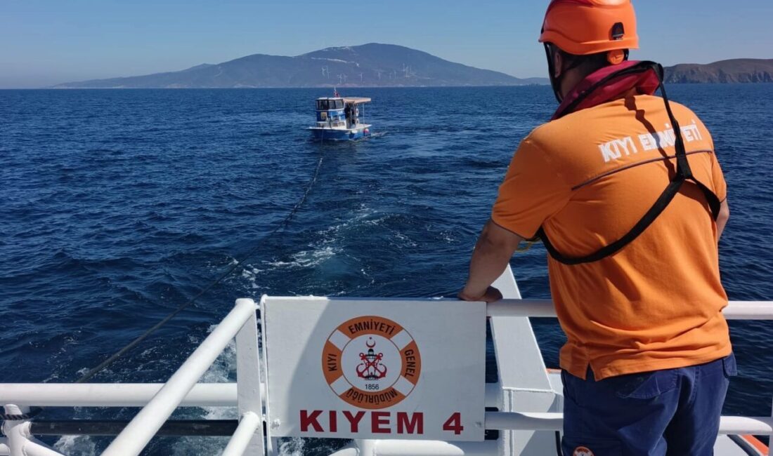 Marmara Adası açıklarında makine arızası nedeniyle sürüklenen, içinde 2 kişinin