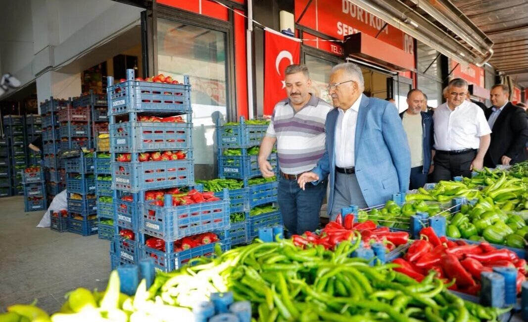 Kayseri Büyükşehir Belediye Başkanı Dr. Memduh Büyükkılıç, günün erken saatlerinde