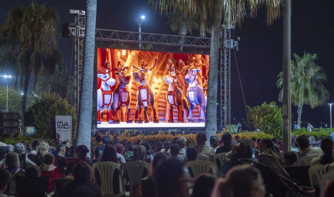 Mersin Büyükşehir Belediyesi, Kültür Park’ta kurduğu dev ekranla sinema tutkunlarına