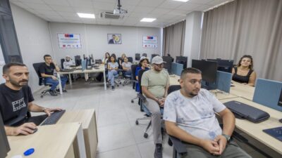 Mersin Büyükşehir Belediyesi’nin, gençlerin dijital becerilerini geliştirmeleri ve iş yaşamında