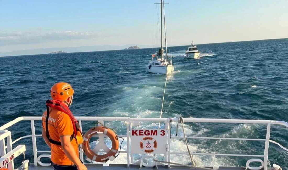 İstanbul Moda açıklarında sürüklenen 8 metre boyundaki başıboş tekne, Kıyı
