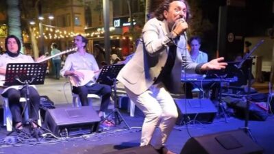 Bursa Büyükşehir Belediyesi’nin “Sahil Konserleri” kapsamında Mudanya Mütareke Meydanı’nda düzenlenen
