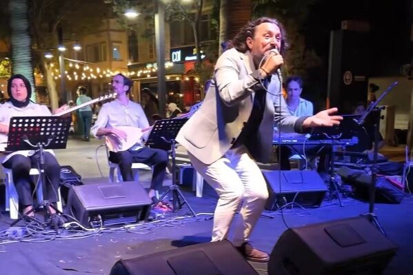 Bursa Büyükşehir Belediyesi’nin “Sahil Konserleri” kapsamında Mudanya Mütareke Meydanı’nda düzenlenen