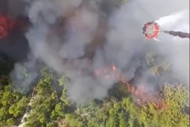 Muğla Seydikemer’de başlayıp Kaş’a sıçrayan yangına müdahale sürüyor