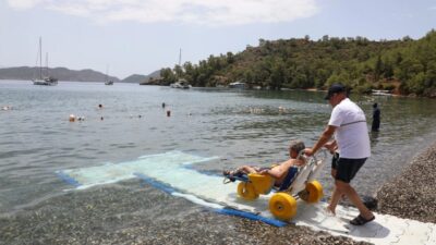 Muğla Büyükşehir Belediyesi, engelli bireylerin denize güvenli, konforlu ve bağımsız