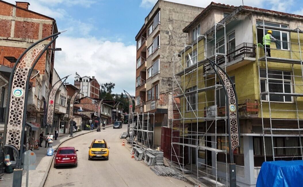 Ordu Büyükşehir Belediyesi, kent estetiğini güçlendiren cephe yenileme çalışmalarına Gölköy’de