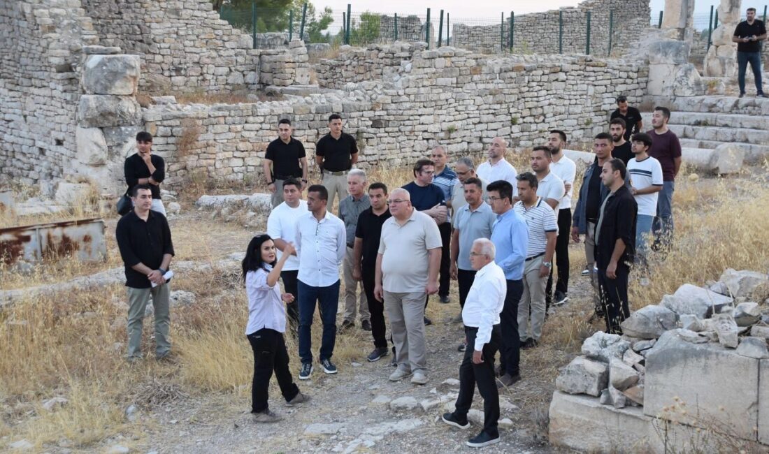 Antalya'da Kumluca Belediye Başkanı Mesut Avcıoğlu, beraberindeki kamu yöneticileri ve