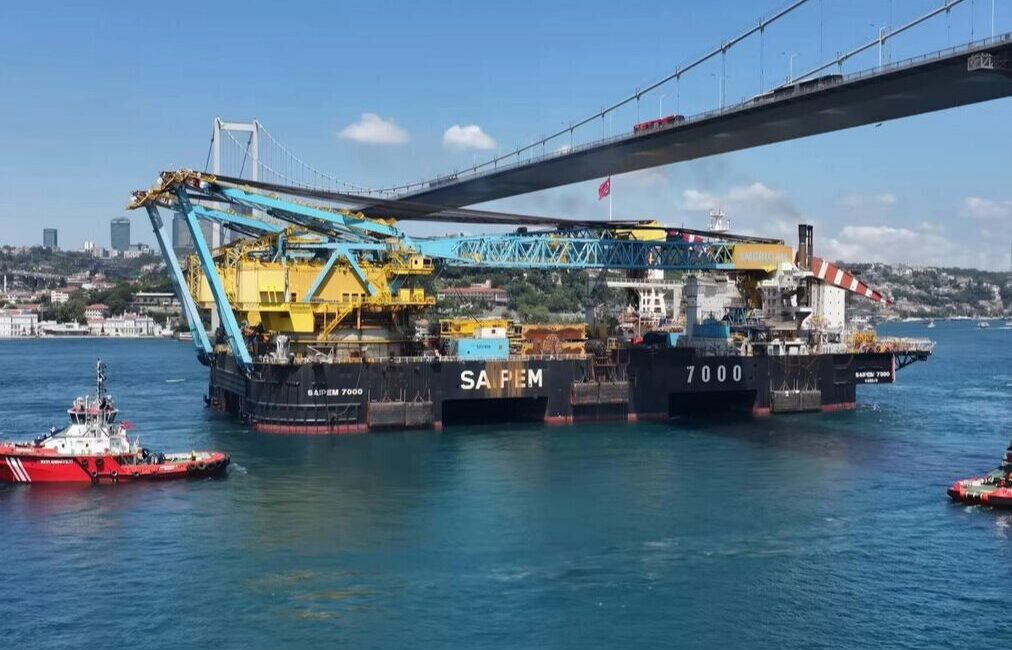 Dünyanın en büyük vinç gemilerinden Saipem 7000, İstanbul ve Çanakkale