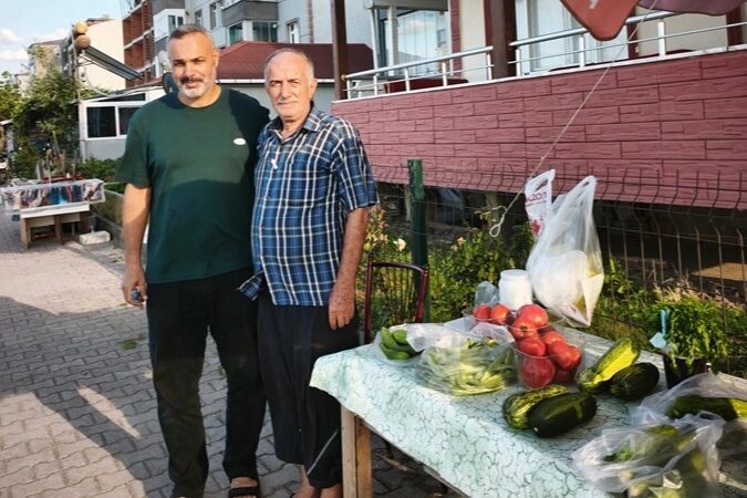Samsun Yakakent'te emekli öğretmen Fikret Kol ve yerel üreticiler, organik