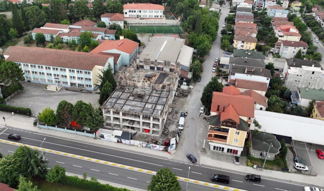 Sakarya Büyükşehir Belediye Başkanı Yusuf Alemdar, Sapanca’da inşası devam meydan