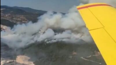 Balıkesir’in Sındırgı ilçesinde orman dışı alanda başlayan yangına havadan ve