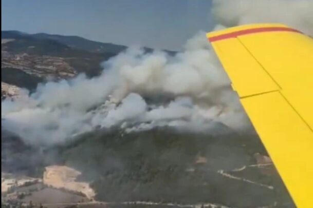 Balıkesir’in Sındırgı ilçesinde orman dışı alanda başlayan yangına havadan ve