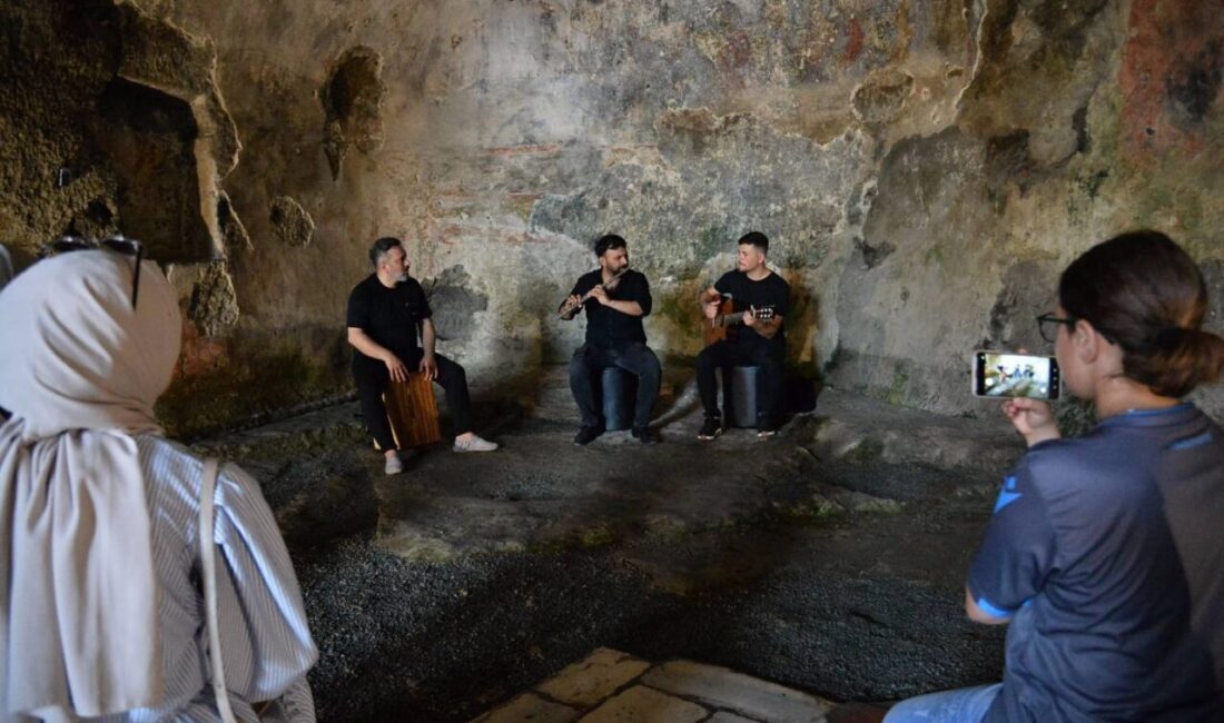 Trabzon Büyükşehir Belediyesi Bando ve Mehter Takımı’ndan oluşan orkestra ekibi,