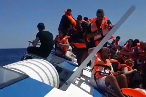 Girne Limanı açığında su alan 259 yolcu ve 8 mürettebatlı