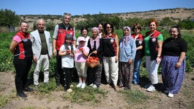 İzmir'de düzenlenen Yamanlar Tarla Domatesi Tarla Günü'nde üreticilerle bir araya