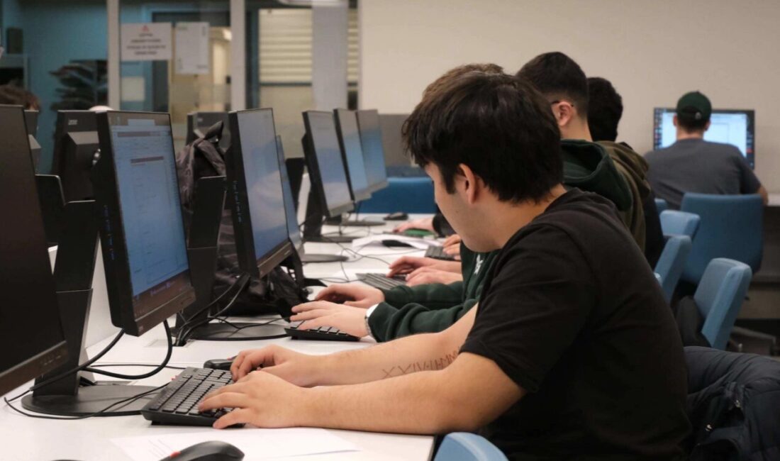 Geleceğin rekabet ortamında yalnızca akademik başarının yeterli olmayacağını belirten Prof.