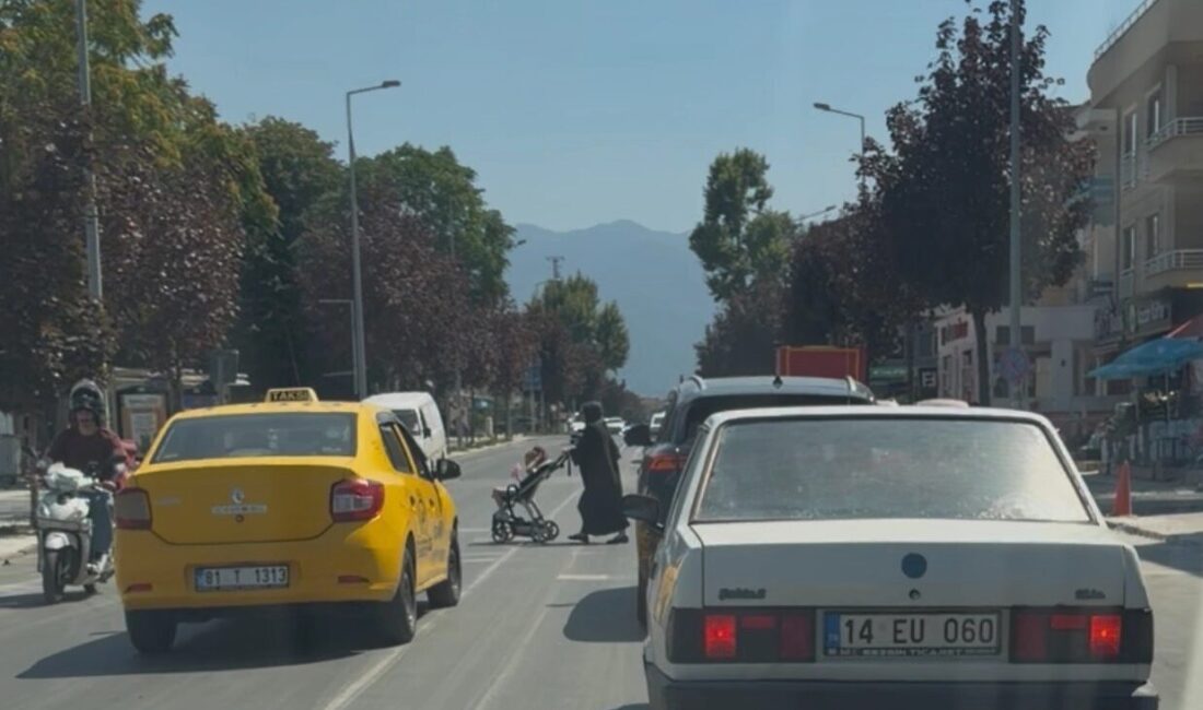 Düzce’de bir ticari taksi sürücüsünün, yaya geçidinde yayalara yol vermek