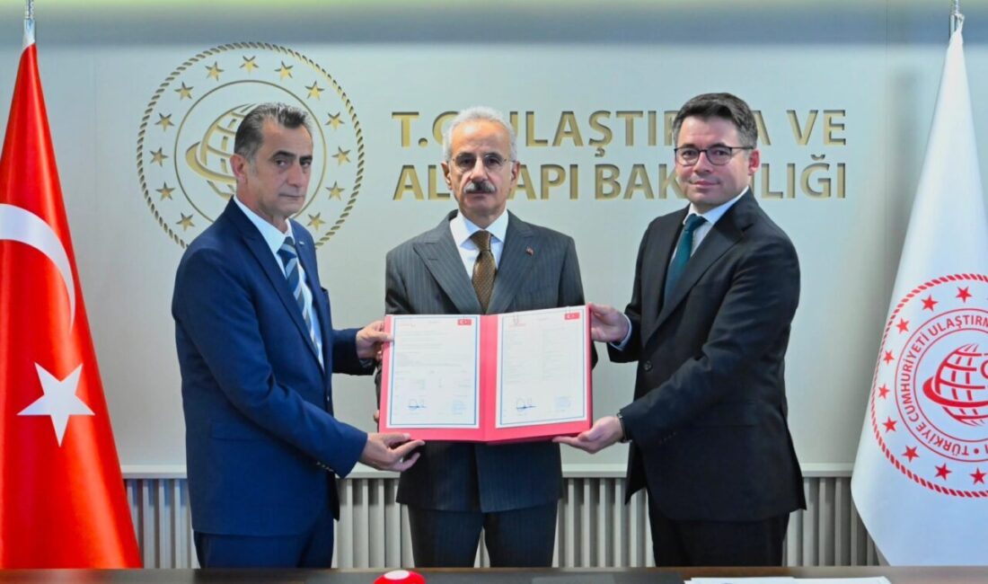 Ulaştırma ve Altyapı Bakanı Abdulkadir Uraloğlu, TÜRASAŞ tarafından üretilen yerli