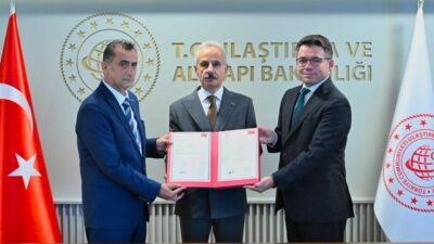 Ulaştırma ve Altyapı Bakanı Abdulkadir Uraloğlu, TÜRASAŞ tarafından üretilen yerli