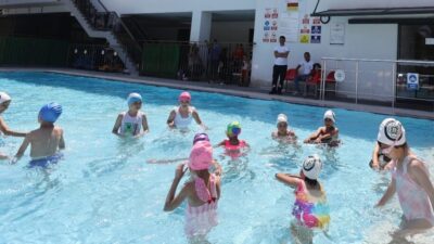 Muğla Büyükşehir Belediyesi, kırsal mahallelerde yaşayan çocukların yüzme öğrenmelerine ve