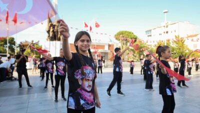 Manisa’da 30 Ağustos Zafer Bayramı’nın 104’üncü yıl dönümü, çocukların neşesiyle