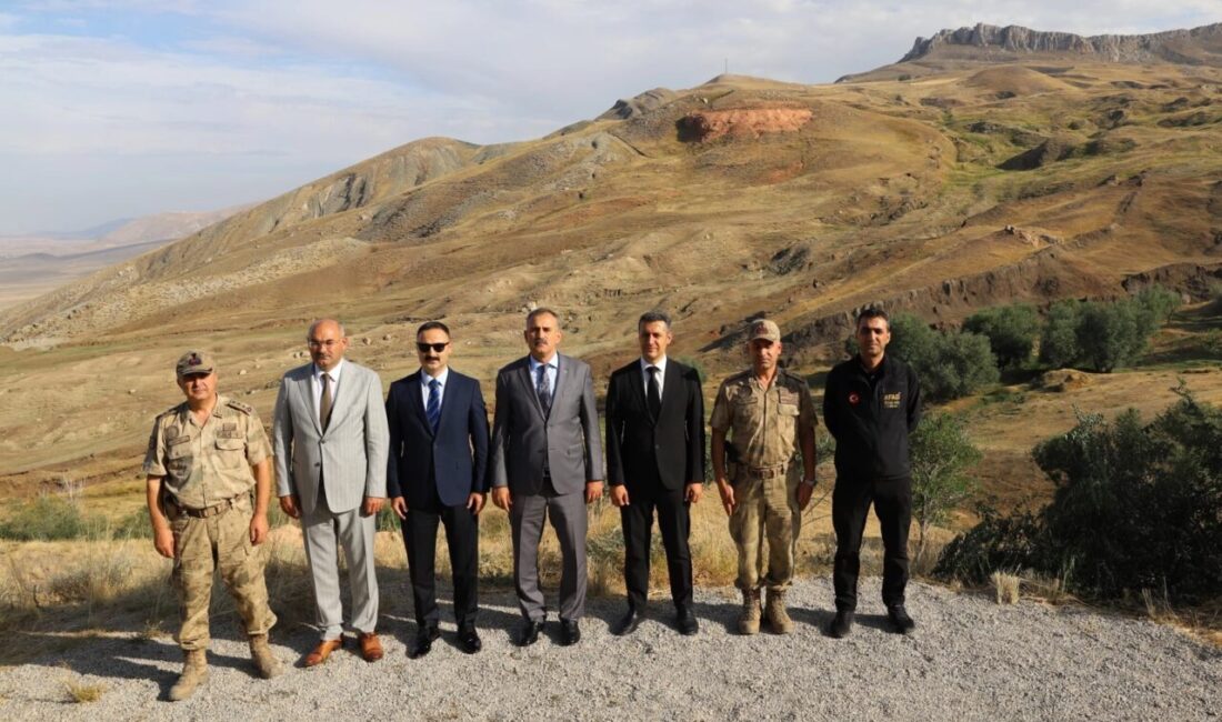Ağrı Valisi Önder Bozkurt, Doğubayazıt Kaymakamı Mustafa Ayvat ve beraberindeki
