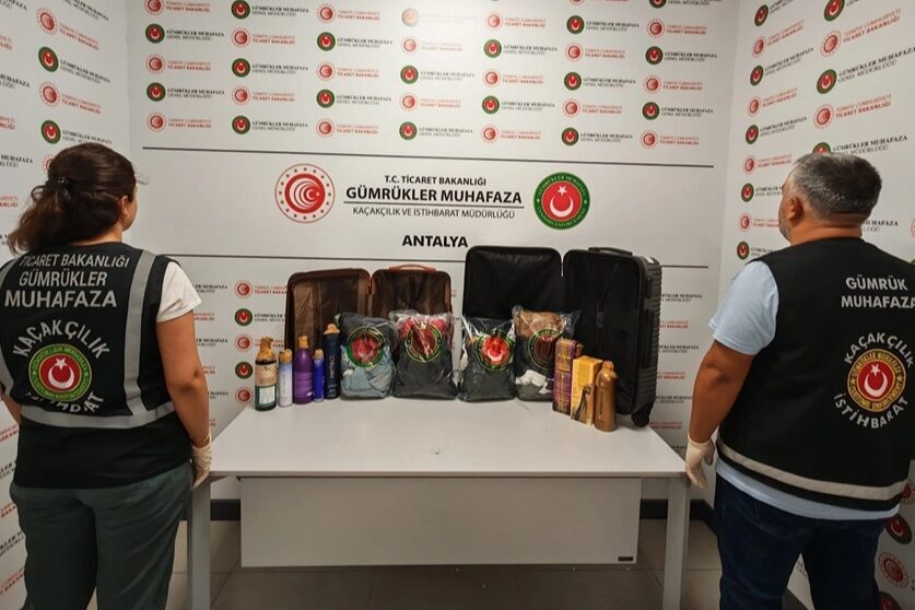 Ticaret Bakanlığı Gümrükler Muhafaza ekiplerinin Antalya Havalimanı’nda düzenlediği operasyonda, iki