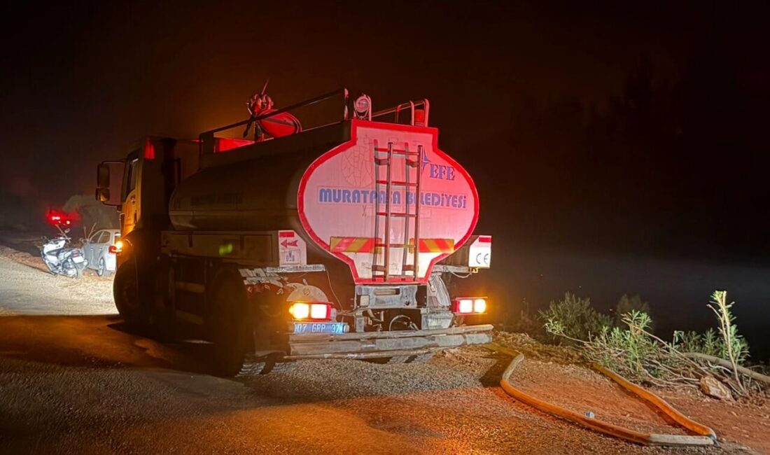 Antalya’nın Aksu ilçesine bağlı Karaöz mevkiinde çıkan orman yangınının kontrol