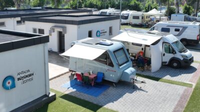 Antalya Büyükşehir Belediyesi’nin Konyaaltı’nda hizmete açtığı Karavan Park, dünya standartlarındaki