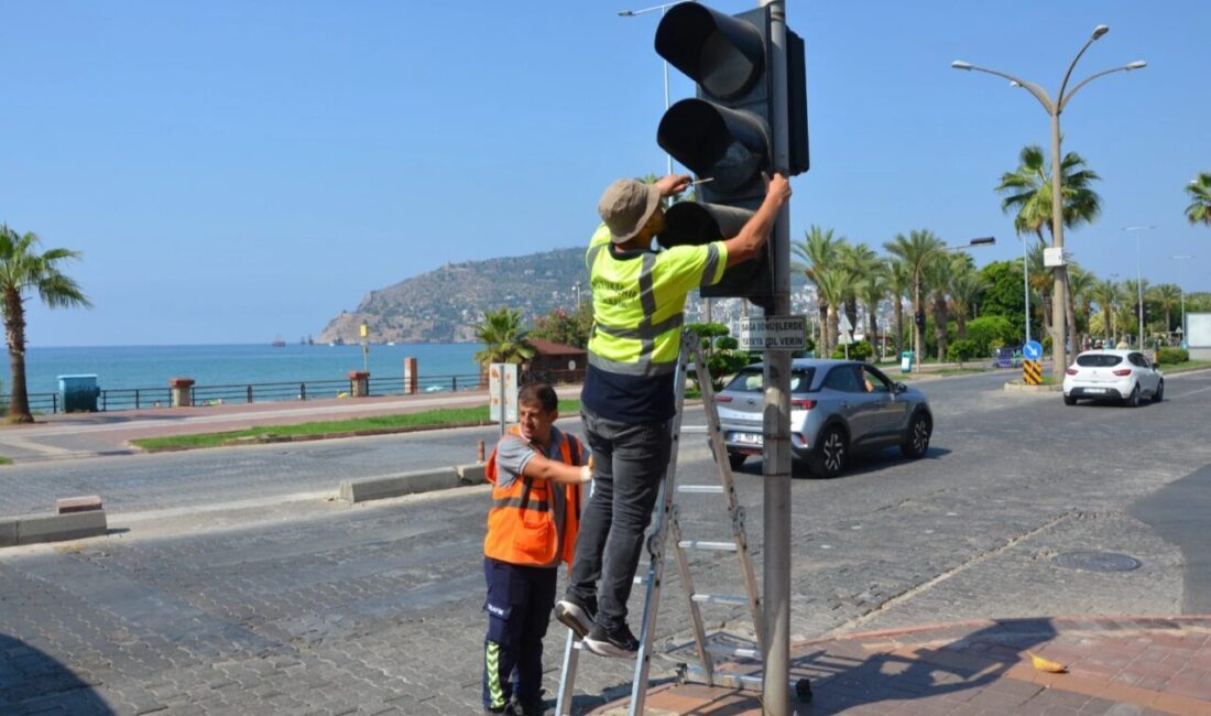 Antalya Büyükşehir Belediyesi, yeni eğitim-öğretim yılı öncesi trafik sinyalizasyon sistemleri