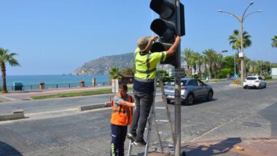 Antalya Büyükşehir Belediyesi, yeni eğitim-öğretim yılı öncesi trafik sinyalizasyon sistemleri