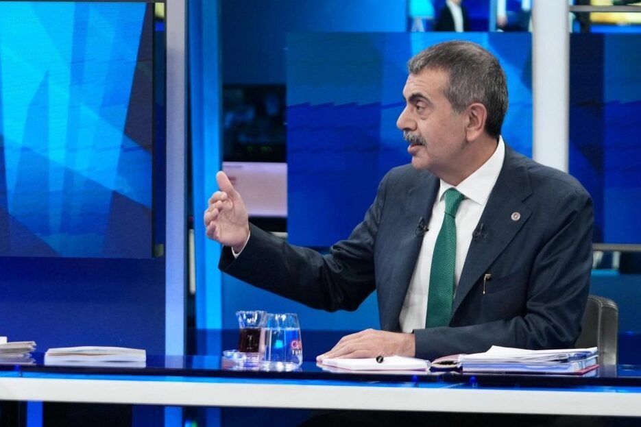 Milli Eğitim Bakanı Yusuf Tekin, resmi okullarda görev yapan öğretmenlerin