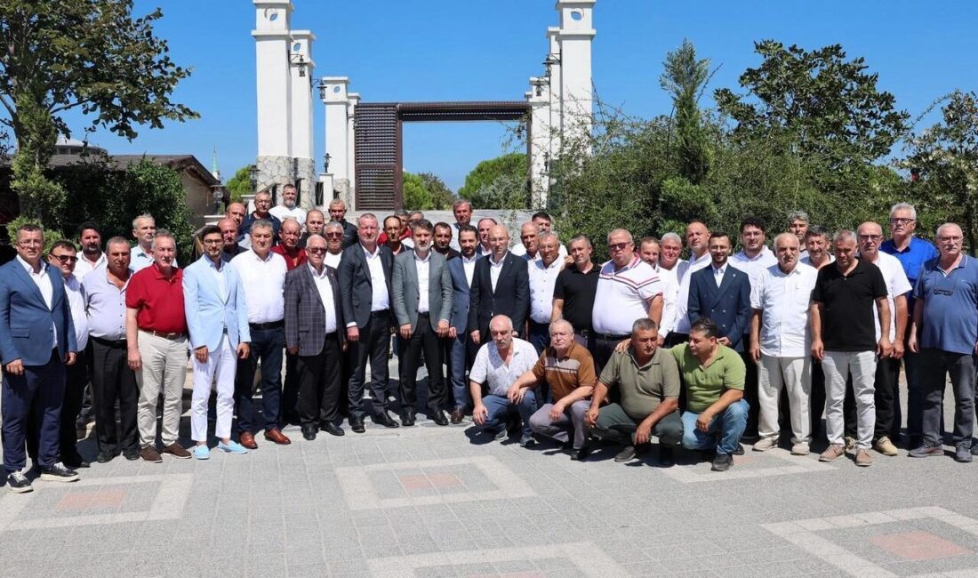 Bursa Büyükşehir Belediyesi Başkanvekili Şahin Biba, Karacabey ilçesinde muhtarlarla bir