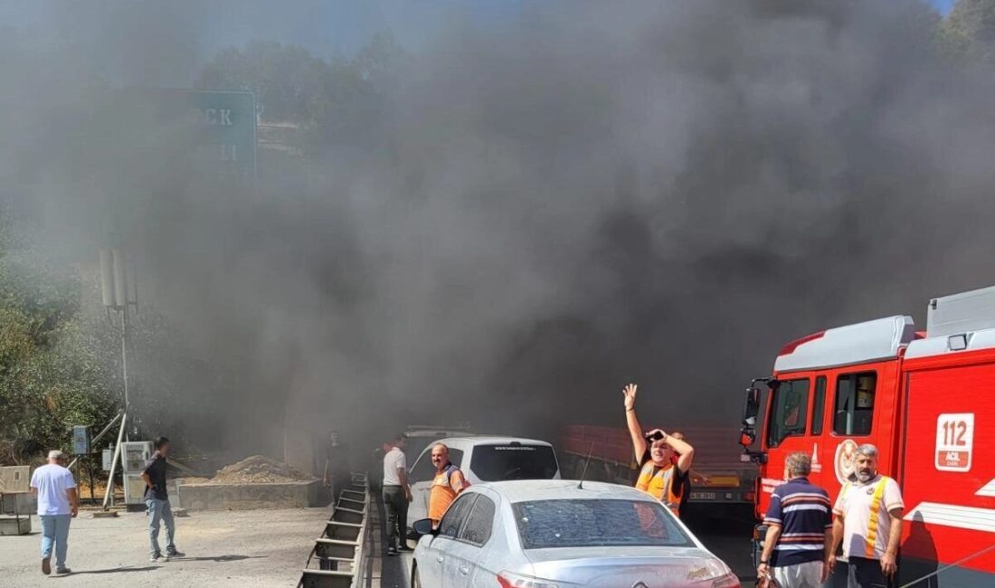 İzmir Büyükşehir Belediyesi İtfaiyesi ekipleri, Bayraklı Tünelleri’nin Çiğli istikametinde meydana