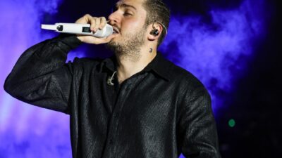 Arka arkaya çıkardığı hit şarkılarla müzik dünyasına adını altın harflerle