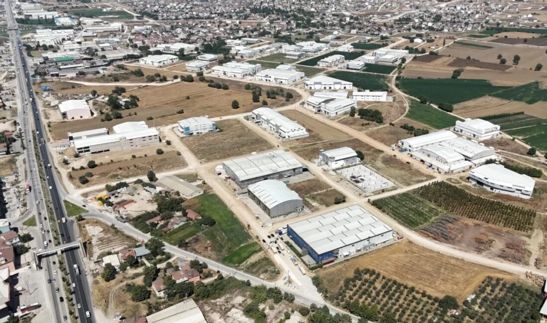 Akhisar Mahallesinde 105 ada olarak bilinen, sanayi üretim tesislerinin bulunduğu