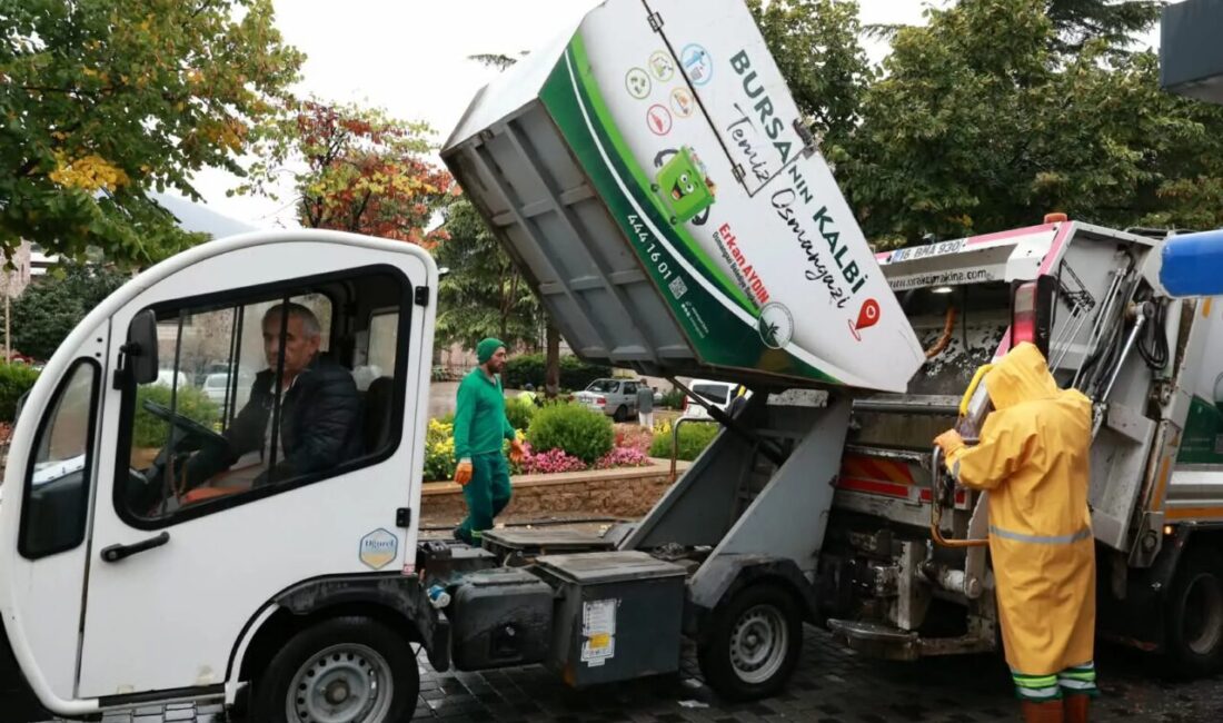 Bursa'da Osmangazi Belediyesi, ilçenin 136 mahallesinde temizlik çalışmalarını 7 gün