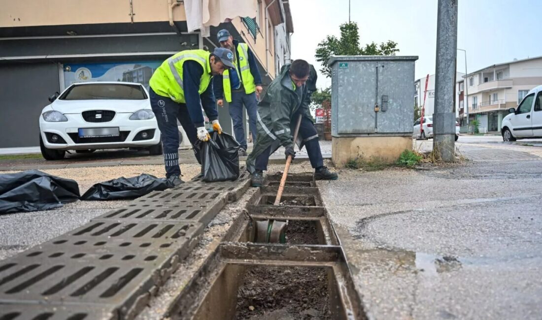 Bursa Büyükşehir Belediyesi, şehir genelinde etkili olan yoğun yağış ve
