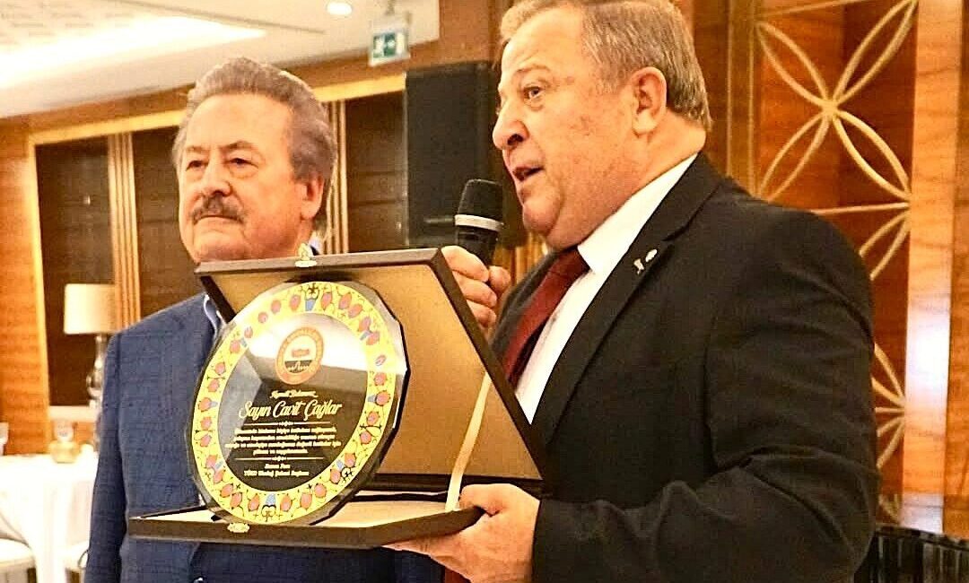 Devlet eski Bakanı Cavit Çağlar’a emekliler adına teşekkür plaketi takdim