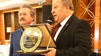Devlet eski Bakanı Cavit Çağlar’a emekliler adına teşekkür plaketi takdim