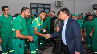 Osmangazi Belediye Başkanı Erkan Aydın, kentin temizliği için günün ilk