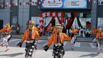 Bursa’da 2026-2027 eğitim-öğretim yılı, Heykel Meydanı’nda düzenlenen çelenk sunma töreninin