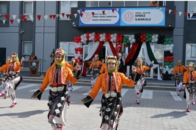 Bursa’da 2026-2027 eğitim-öğretim yılı, Heykel Meydanı’nda düzenlenen çelenk sunma töreninin