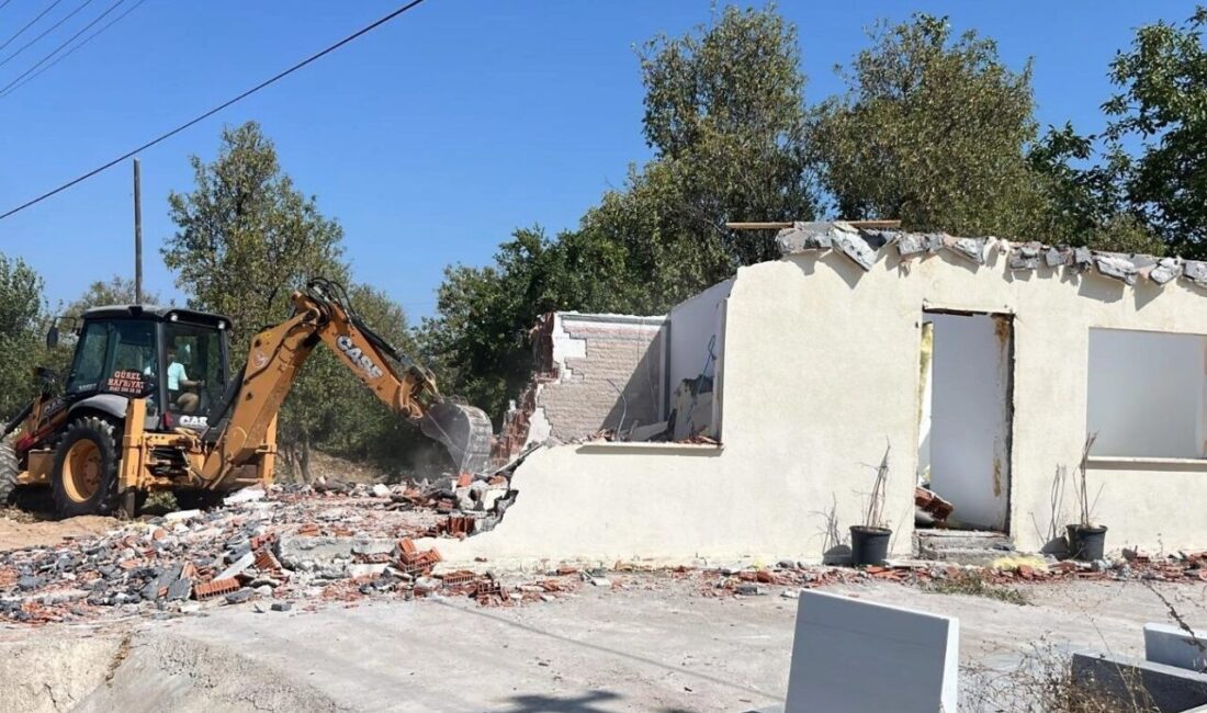 Çanakkale’nin Ezine ilçesinde mevzuata aykırı olduğu belirlenen 7 kaçak yapının