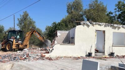 Çanakkale’nin Ezine ilçesinde mevzuata aykırı olduğu belirlenen 7 kaçak yapının