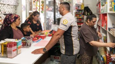 İzmirli veliler, İzmir Büyükşehir Belediyesi’nin 100 milyon TL’lik kırtasiye desteği